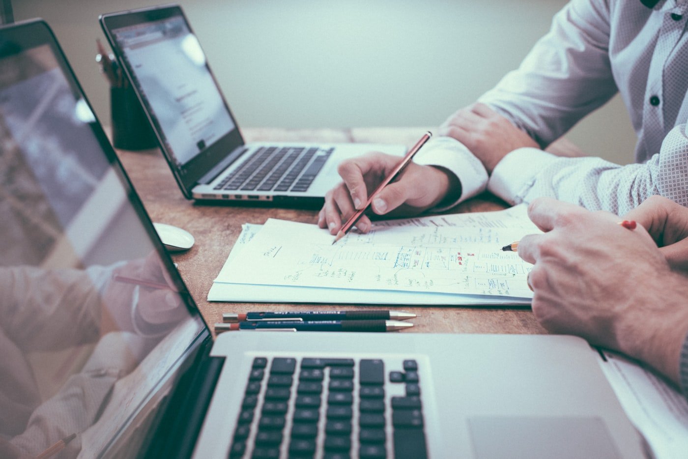 Arbeitsplatz mit Dokumenten, Notizen und Laptop