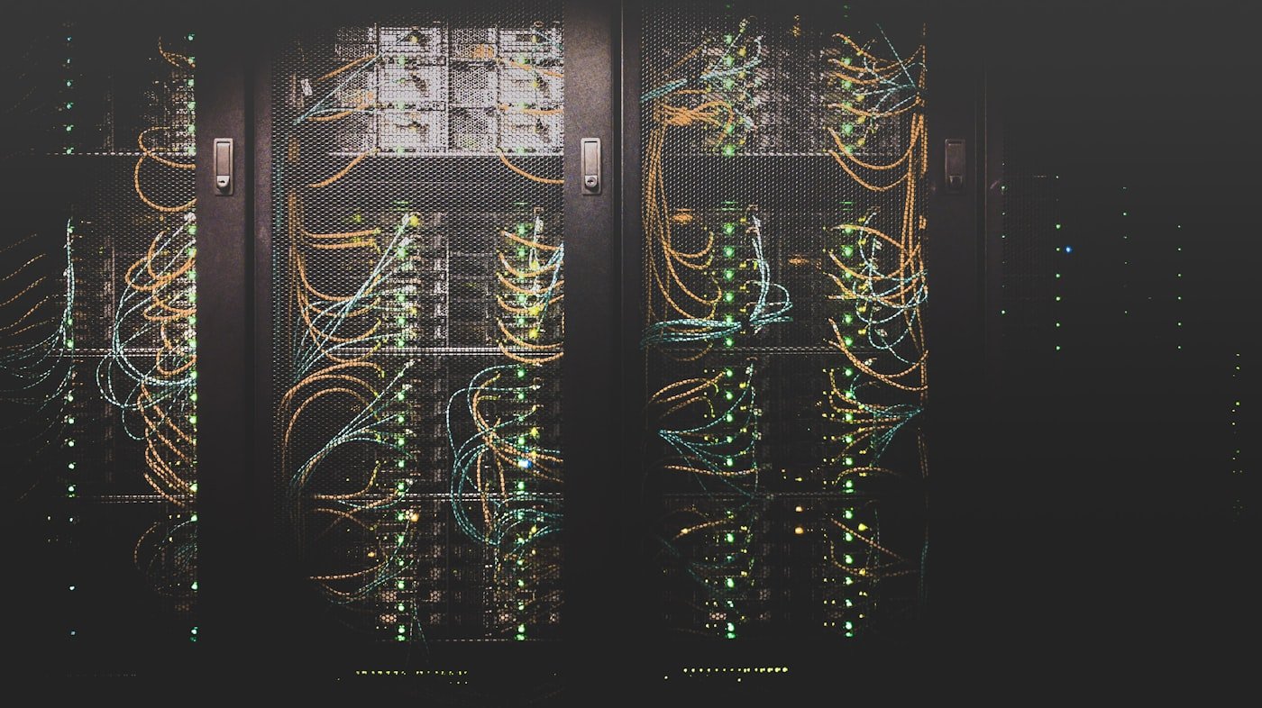 Serverraum mit moderner Rechenzentrums-Hardware