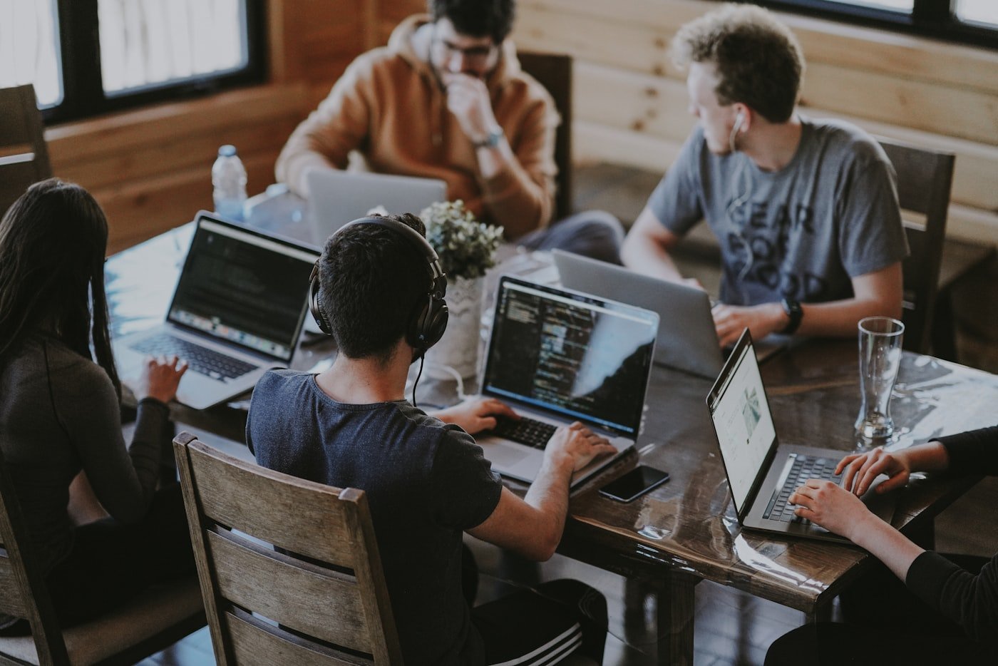 Team arbeitet gemeinsam am Laptop