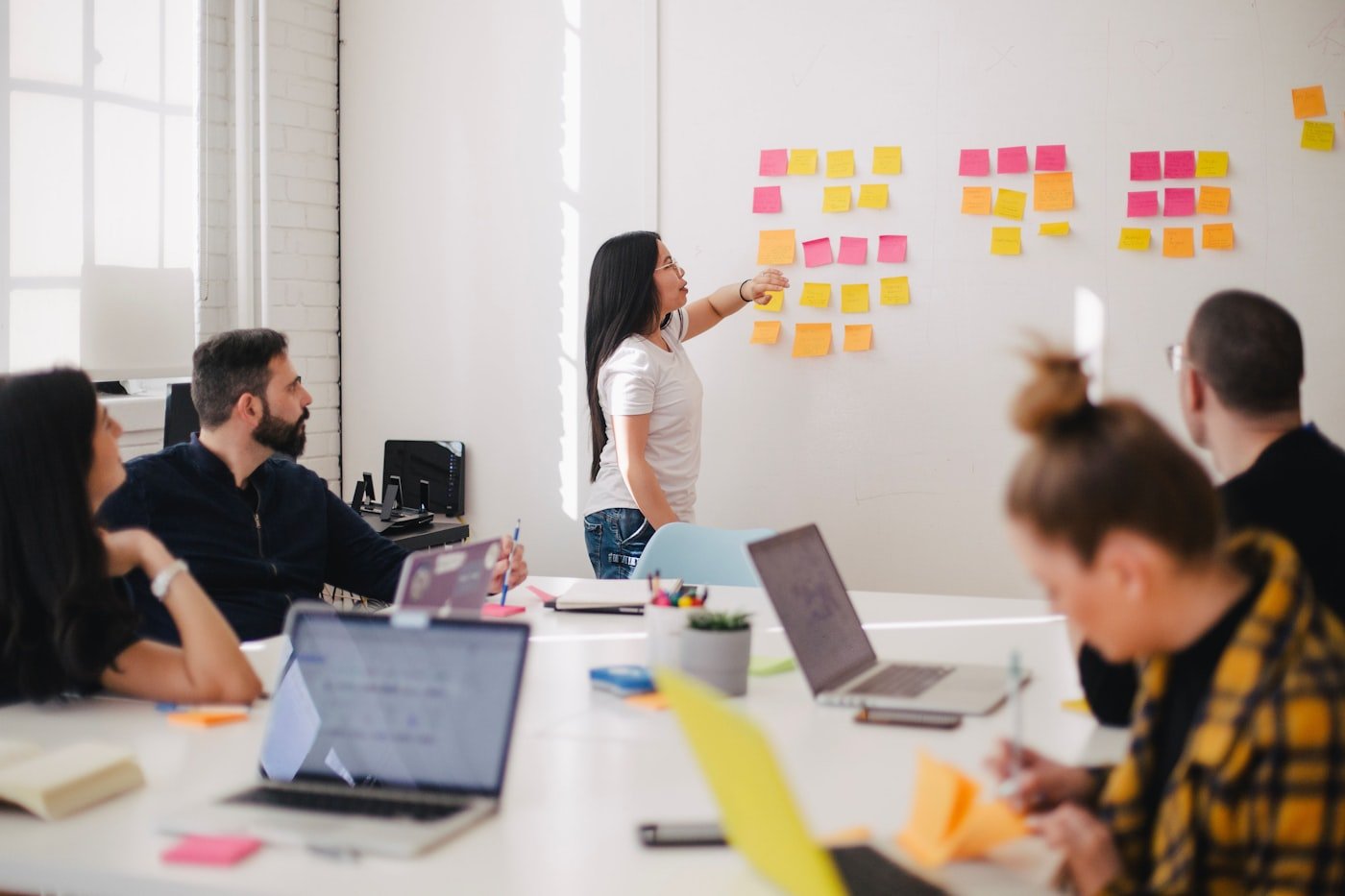 Workshop-Situation mit Team am Tisch
